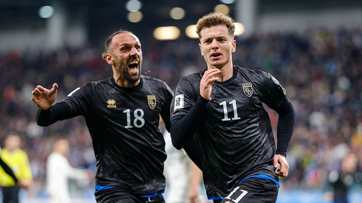 Kosovan Football'da yer alan habere göre Fenerbahçe, Chelsea’nin de transferini oldukça istediği 23 yaşındaki forvet Fisnik Asllani için yaz transfer döneminde harekete geçmeye hazırlanıyor.