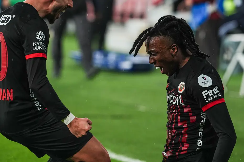 4 ay önce 3. ligde oynayan Franco Tongya için Süper Lig devleri karşı karşıya - 2