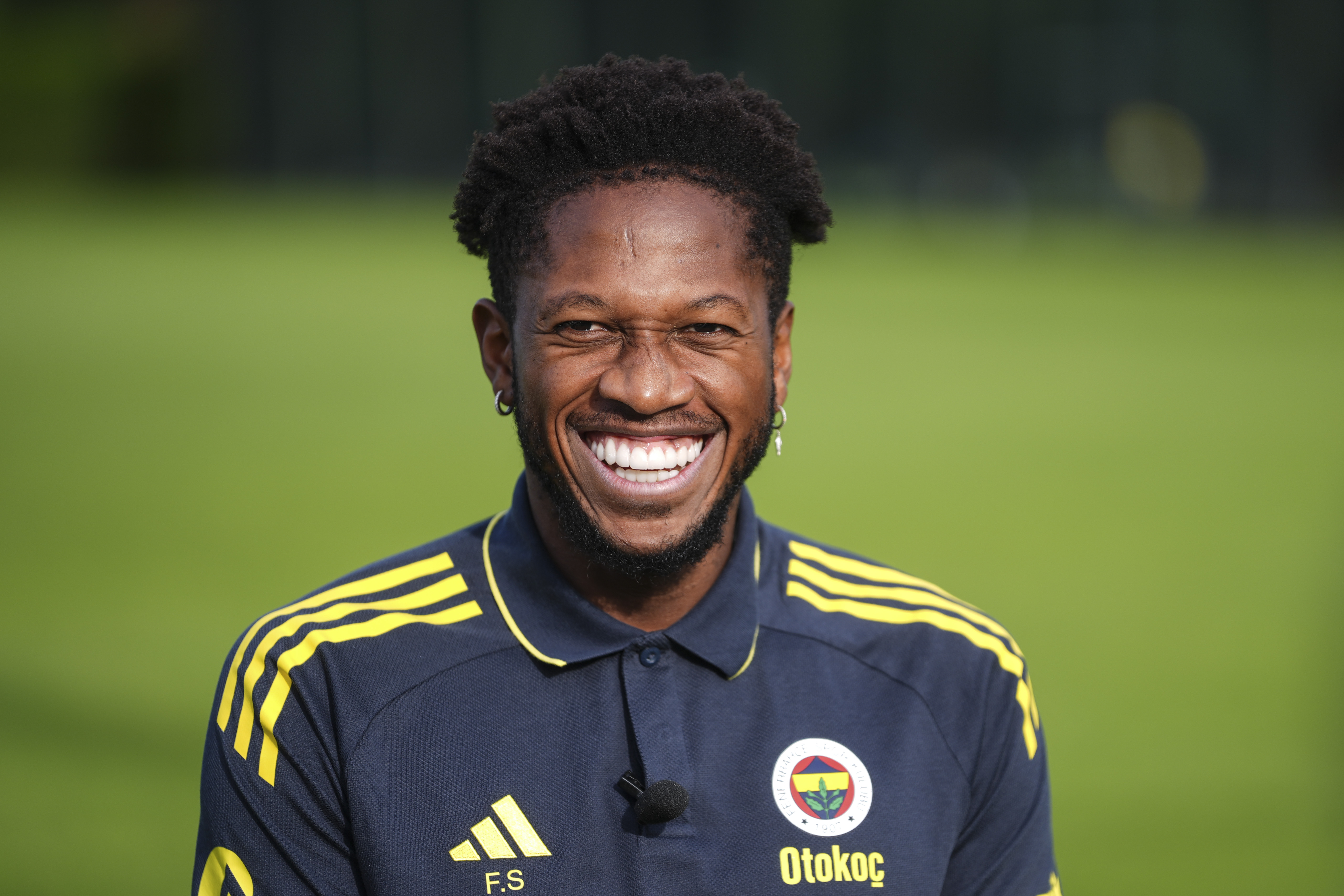 Fenerbahçe'nin 2023'te Manchester United'dan kadrosuna kattığı Fred için ayrılık çanları çalıyor. Brezilya basınının iddiasına göre deneyimli orta saha ayrılığı ciddi şekilde düşünüyor.