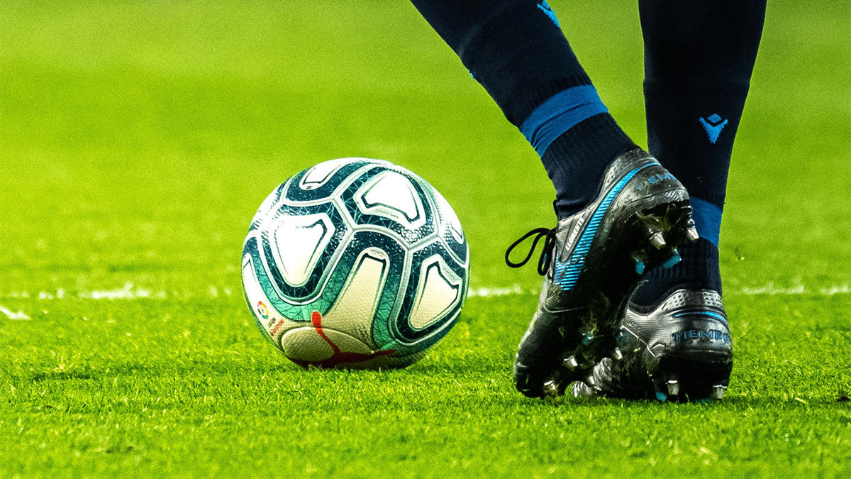 Menemen FK oyuncuları ve saha