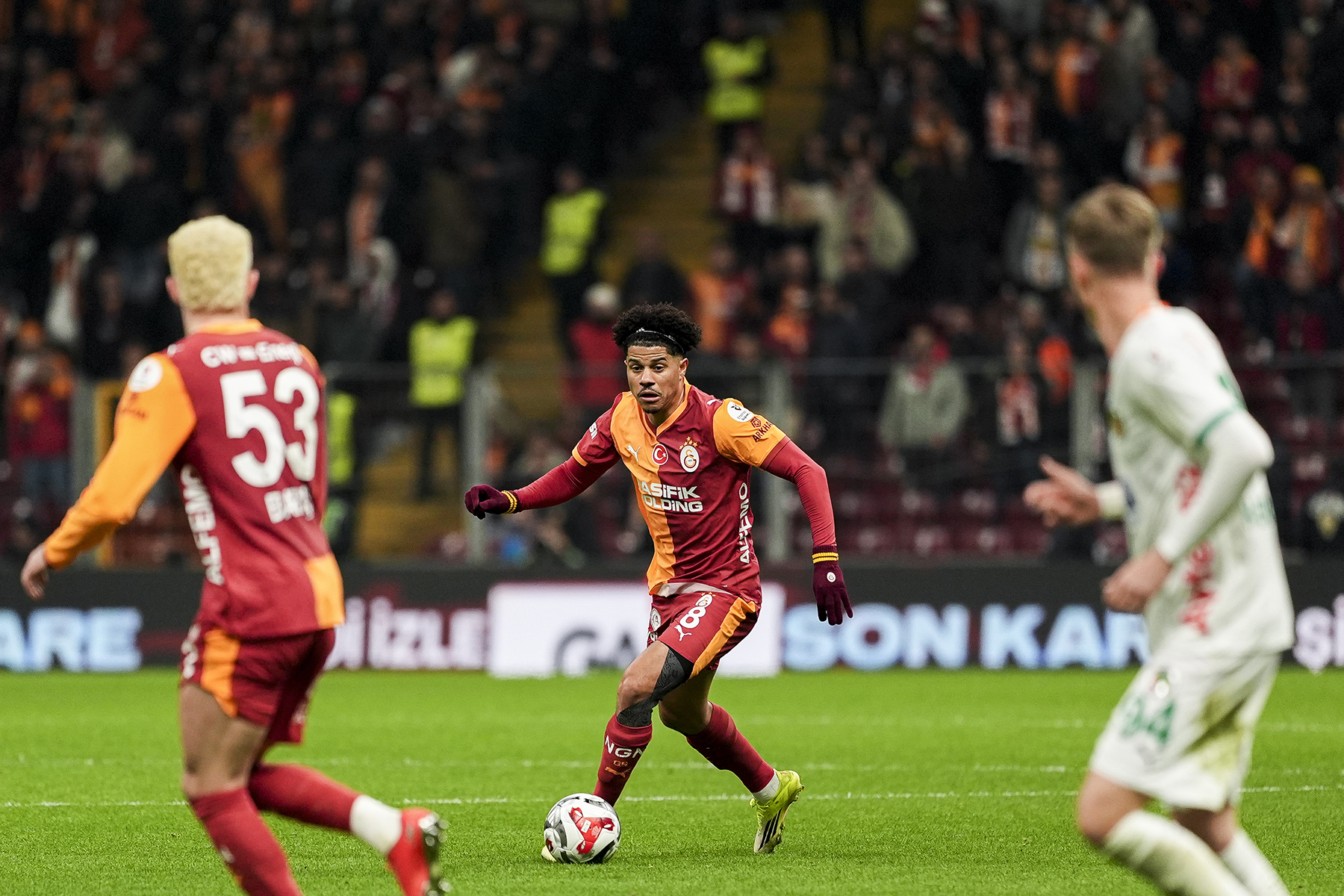 Galatasaray, Trendyol Süper Lig'in 24. haftasında Alanyaspor'la karşı karşıya geldi. Sarı-kırmızılılar mücadelenin ilk yarısını Sacha Boey'in attığı golle 1-0 üstün tamamlandı. Alanyaspor ikinci yarıda Steve Mounie ile eşitliği yakalarken Lucas Torreira Galatasaray'ı yeniden öne geçirdi, Victor Osimhen ise skoru belirledi.