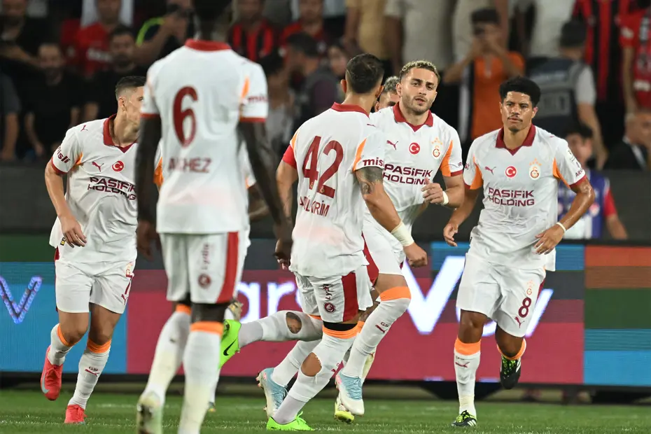 Dünyanın en iyi takımları açıklandı: Galatasaray ile Fenerbahçe arasındaki fark açılıyor, 24 sıra gerileyen takım hangisi? - 12