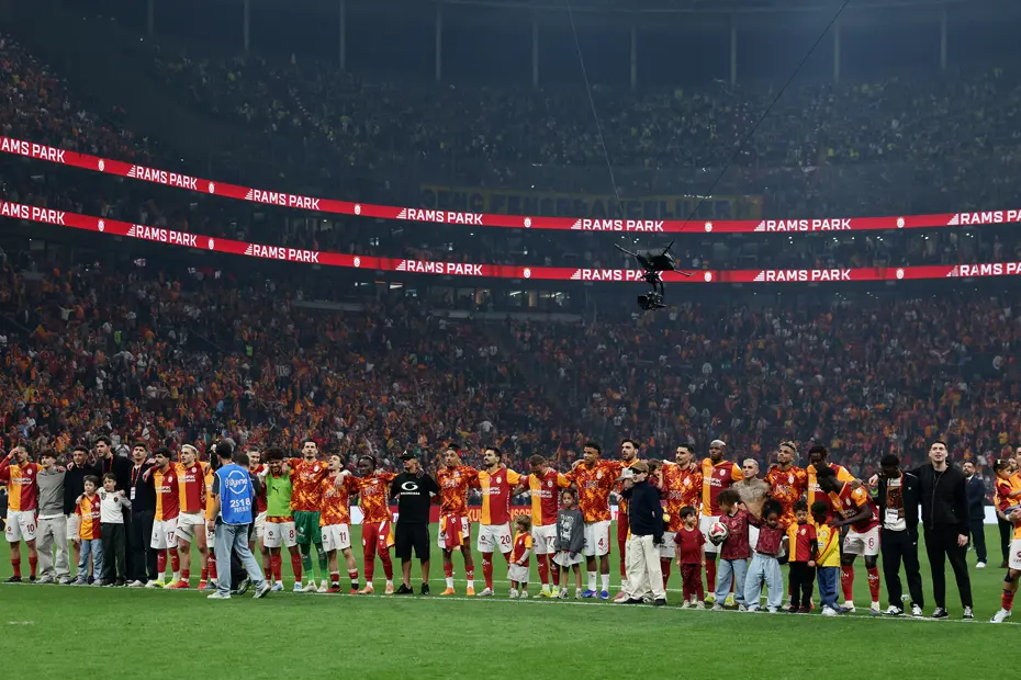 Dünya Galatasaray-Fenerbahçe derbisini konuşuyor! Herkes maçla ilgili aynı konuyu manşetlerine taşıdı - 6