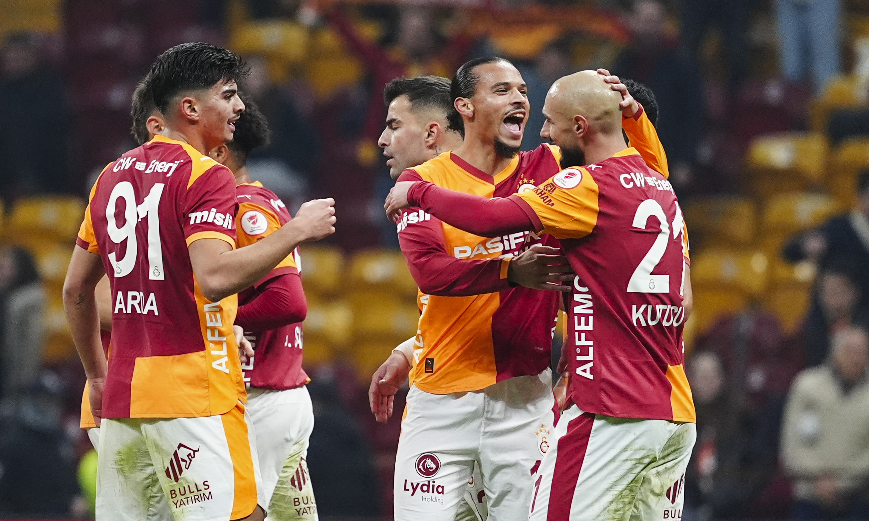 Galatasaray'da, Şampiyonlar Ligi'nde Juventus'u eleyerek son 16 turuna yükseldiği maçın ardından gözler Süper Lig'e çevrildi. Ligin 24. haftasında Alanyaspor'u konuk edecek sarı kırmızılılar liderliğini devam ettirmek için puan kaybı yaşamak istemiyor. Galatasaray - Alanyaspor maçı ne zaman, saat kaçta başlayacak ve hangi kanaldan canlı olarak ekranlara gelecek? Maça dair son gelişmeler...