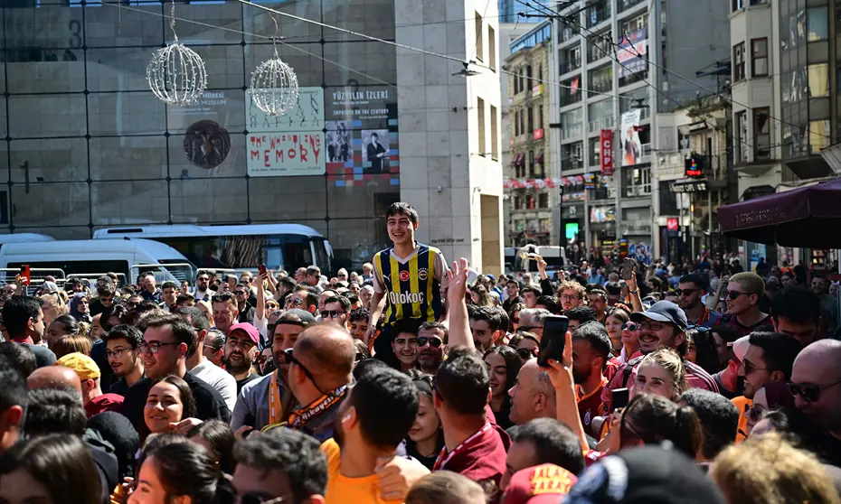 Şampiyon Galatasaray kupasına kavuştu: Dakika dakika şampiyonluk kutlaması - 9 Şampiyon Galatasaray kupasına kavuştu: Dakika dakika şampiyonluk kutlaması - 9