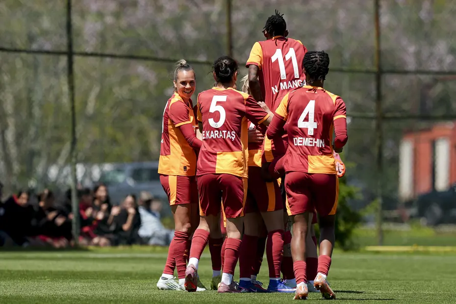 Galatasaray-Fenerbahçe derbisinde inanılmaz son! 88 ve 90'daki gollerle geri dönüş - 4 Galatasaray-Fenerbahçe derbisinde inanılmaz son! 88 ve 90'daki gollerle geri dönüş - 4