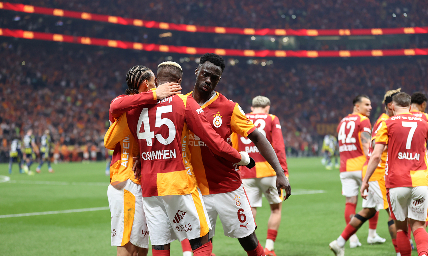 Galatasaray'dan Fenerbahçe için olay paylaşım! Meşaleler yanınca olanlar oldu