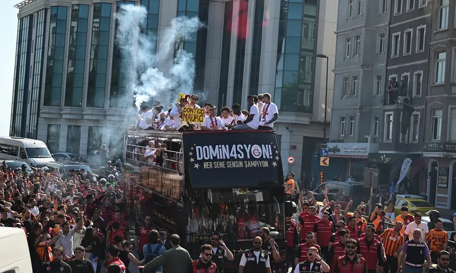 Şampiyon Galatasaray kupasına kavuştu: Dakika dakika şampiyonluk kutlaması - 7 Şampiyon Galatasaray kupasına kavuştu: Dakika dakika şampiyonluk kutlaması - 7