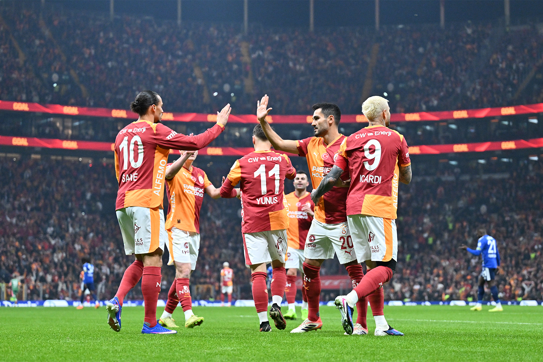 20. RANDEVU Galatasaray ile Alanyaspor, Süper Lig'de 20. kez karşı karşıya gelecek. İki takım arasında 2016-2017 sezonunda başlayan rekabette sarı-kırmızılılar 13, turuncu-yeşilliler ise 3 kez kazandı. Üç müsabaka ise berabere sonuçlandı. Geride kalan 19 maçta sarı-kırmızılı takımın 43 golüne, Alanya ekibi 18 golle karşılık verdi.