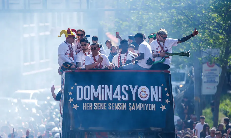 Şampiyon Galatasaray kupasına kavuştu: Dakika dakika şampiyonluk kutlaması - 12 Şampiyon Galatasaray kupasına kavuştu: Dakika dakika şampiyonluk kutlaması - 12