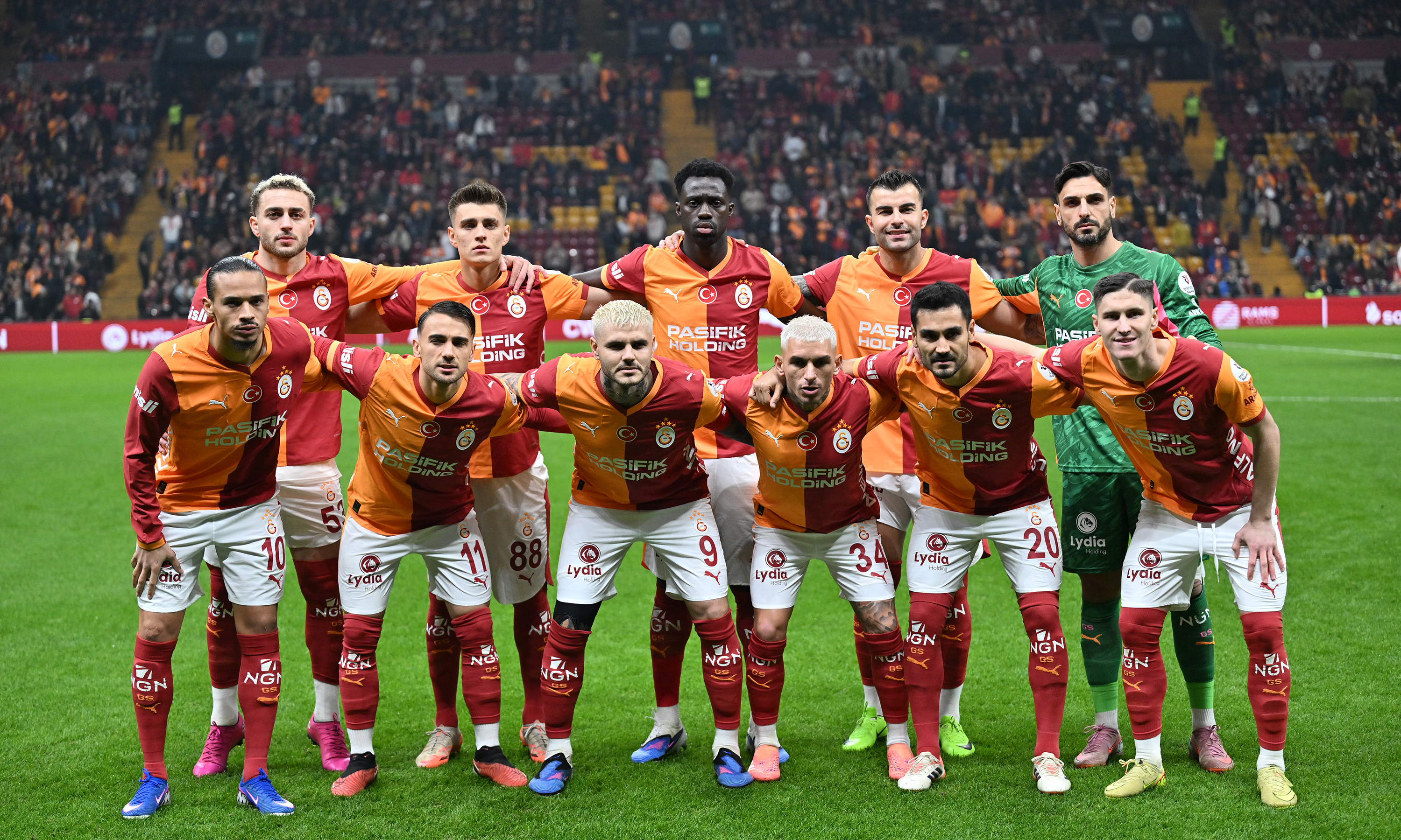 Icardi Sahaya İnince Süper Lig'in Ayarlarıyla Oynadı: Galatasaray Zirvede, Hagi'nin Kulağı Çınladı!