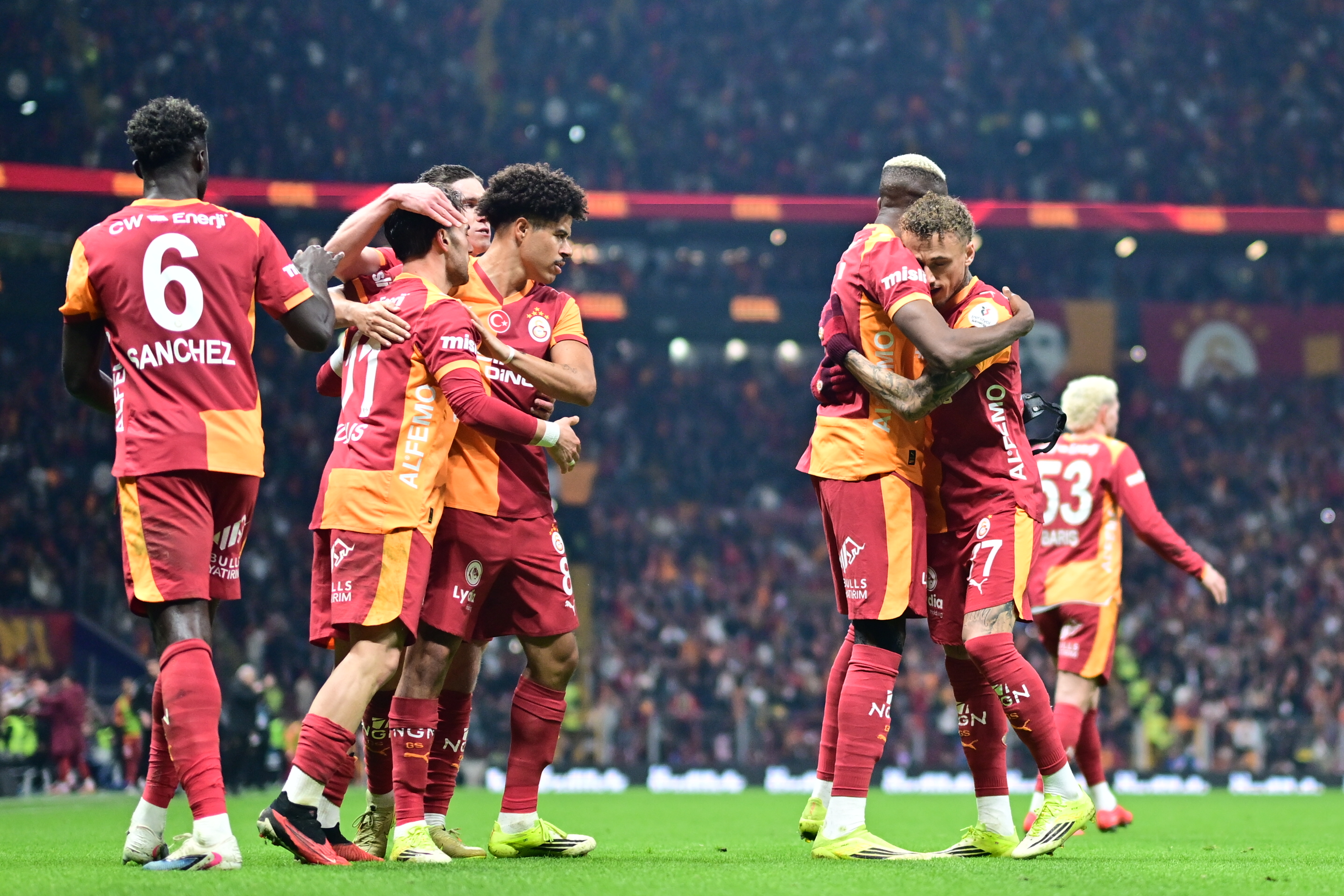 Galatasaray, Fenerbahçe'nin kaybettiği haftada sahasında Başakşehir'i 3-0 mağlup etti ve ezeli rakibiyle arasındaki puan farkını 7'ye çıkardı. Galatasaray'a galibiyeti getiren golleri 57'de Singo, 67'de Osimhen ve 85'te Nhaga kaydetti.