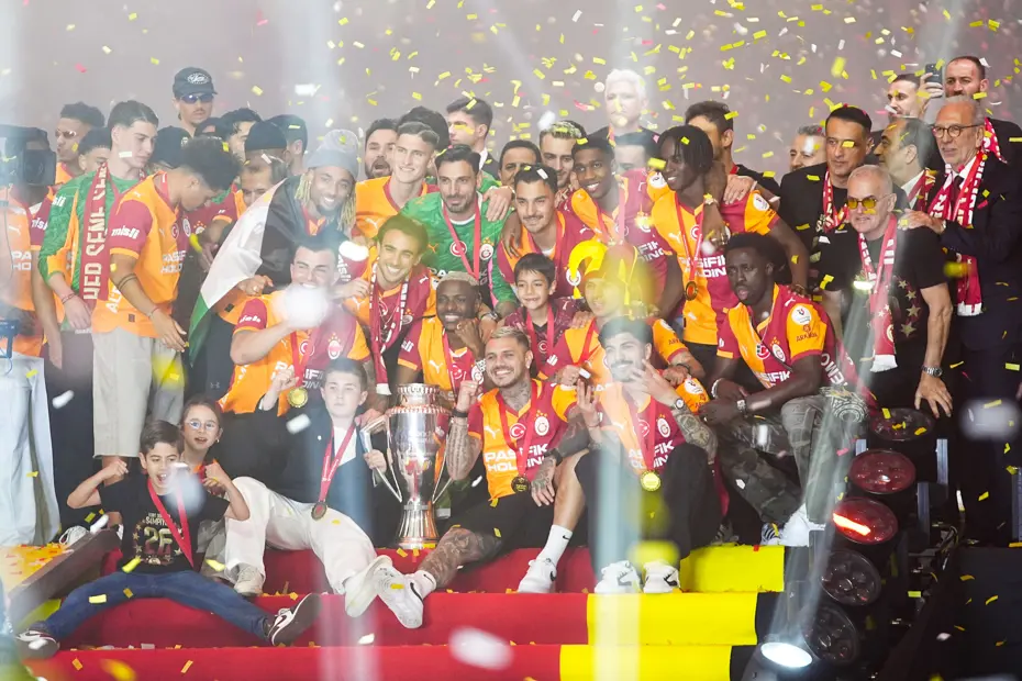 Şampiyon Galatasaray kupasına kavuştu: Dakika dakika şampiyonluk kutlaması - 47 Şampiyon Galatasaray kupasına kavuştu: Dakika dakika şampiyonluk kutlaması - 47