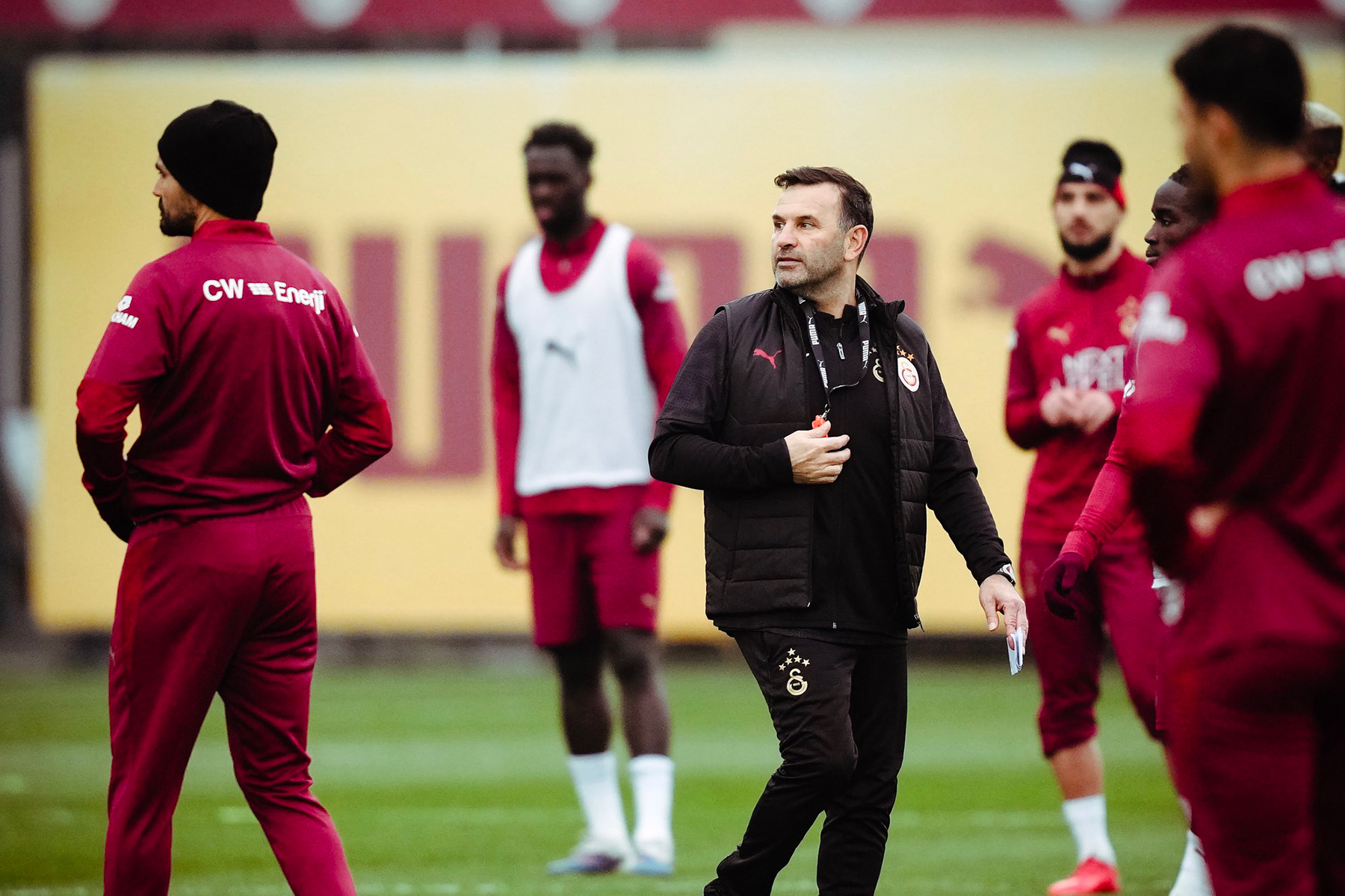 Öte yandan Galatasaray'ın derbi hazırlıklarını son 4 sezonda olduğu gibi yapacağı, bugünkü son taktik antrenmanın ardından oyuncuların evlerine gideceği ve kamp yapılmayacağı kaydedildi. Yarın öğlen Kemerburgaz'da toplanacak Galatasaray'ın sonrasında maç için stadyuma hareket edeceği aktarıldı.