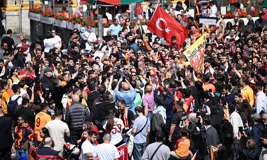 Galatasaray, 26. şampiyonluğu Brüksel'de coşkuyla kutladı - 2 Galatasaray, 26. şampiyonluğu Brüksel'de coşkuyla kutladı - 2