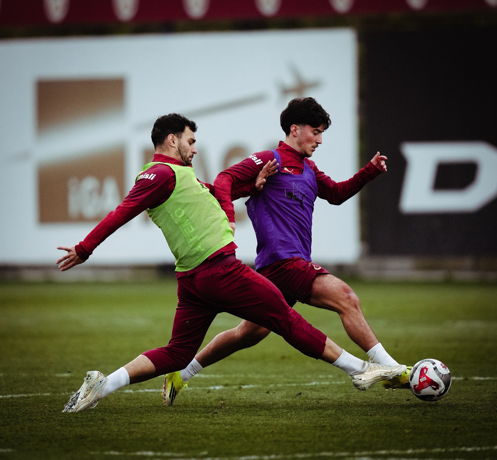 Pas çalışmasıyla devam eden idmanın, çift kale maçın ardından yapılan üç takımlı turnuvayla tamamlandığı aktarıldı.