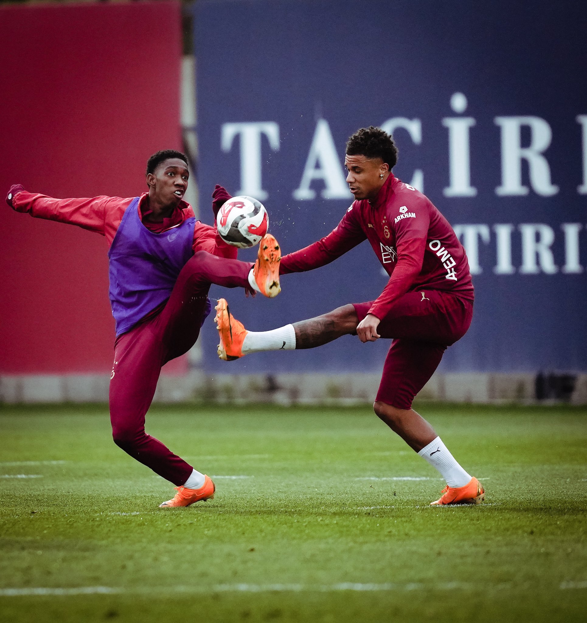 Sarı-kırmızılı kulüpten yapılan açıklamada, Kemerburgaz Metin Oktay Tesisleri'nde teknik direktör Okan Buruk yönetiminde gerçekleştirilen antrenmanın dinamik ısınmayla başladığı belirtildi.