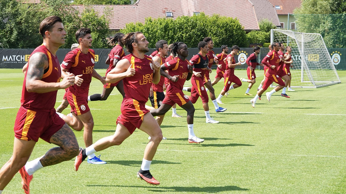 Galatasaray'a teklif yağıyor, Süper Lig ekipleri çıldırdı! Hepsi aynı ismi istiyorGalatasaray'a teklif yağıyor, Süper Lig ekipleri çıldırdı! Hepsi aynı ismi istiyor