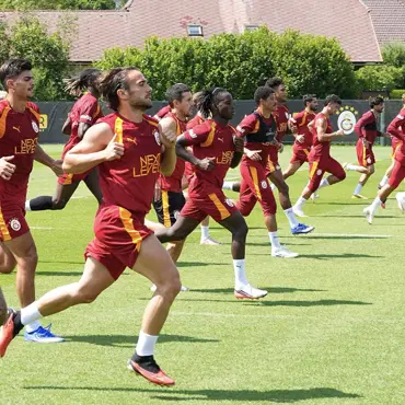 Galatasaray'a teklif yağıyor, Süper Lig ekipleri çıldırdı! Hepsi aynı ismi istiyorGalatasaray'a teklif yağıyor, Süper Lig ekipleri çıldırdı! Hepsi aynı ismi istiyor