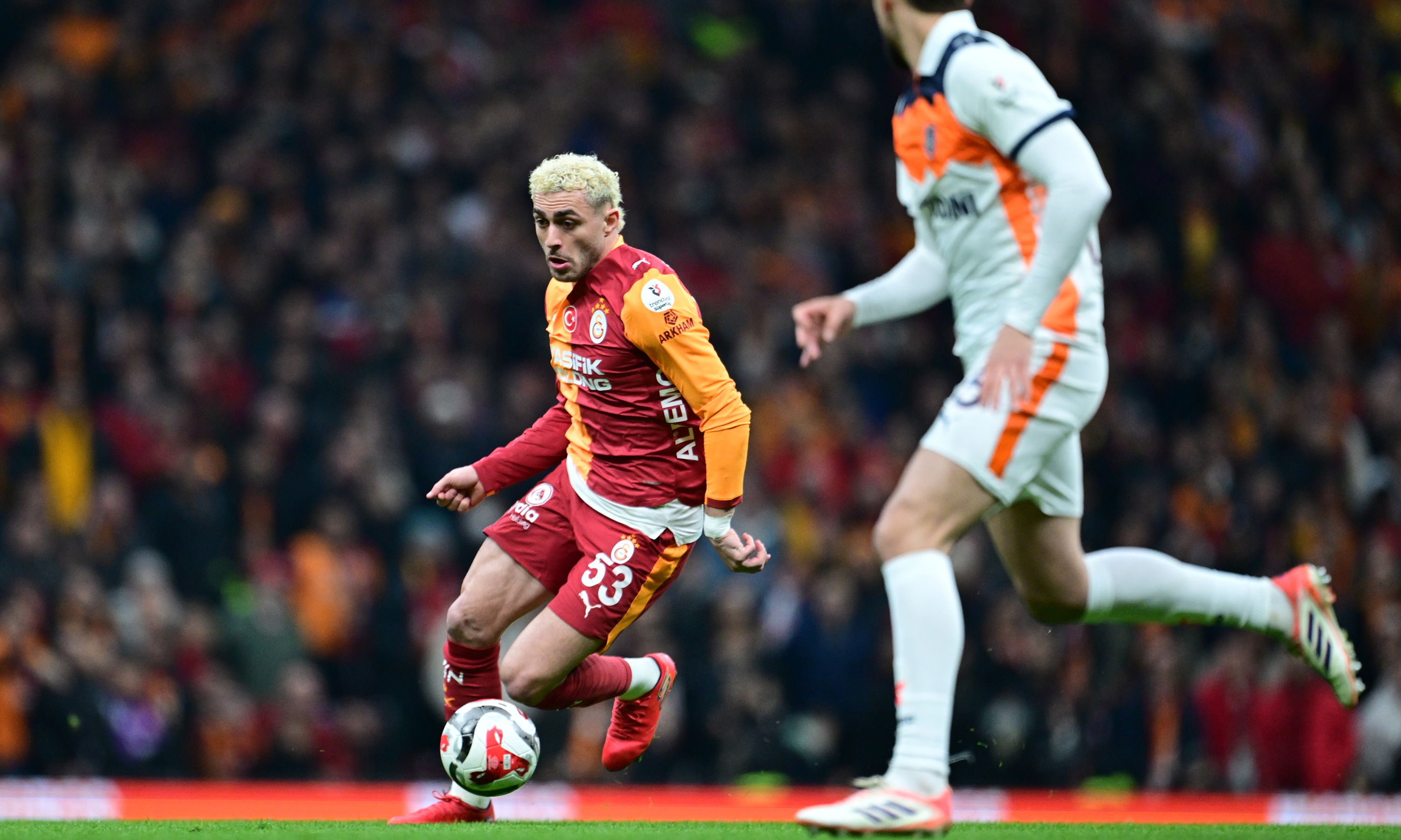 Galatasaray hız kesmiyor | Osman Şenher Hakemler Galatasaray’ı kolluyormuş, algı varmış... Bu tür konuşanların hepsi futbolumuzu kirletiyorlar. Görünen köy kılavuz istemez. Cim Bom iyi futbol oynuyor, iyi mücadele ediyor. Süper Lig’de yenilmesi, puan kaybetmesi çok zor. Bunu bizim gördüğümüz gibi herkes görüyor ama başka yollara tenezzül ediyorlar. Biz artık bu tür eleştirilerden bıktık. Öyle bir yere geldik ki, futbol konuşamıyoruz. Sanki futbolun kahramanları futbolcular değil de yöneticiler. Her kafadan bir ses çıkıyor. Bu futbol ikliminin değişmesi lazım. Sonuçta Galatasaray aynı hızla yoluna devam ediyor. Başakşehir çok iyi bir takım. Nuri Şahin ortaya bir sistem takımı çıkarmış. Erkekçe futbol oynuyor, yalandan yere yatmıyor, rakibe kasti tekme atmıyorlar. Yemin ediyorum başkanları Göksel Gümüşdağ’a zaten saygı duyardım, şimdi teknik direktörlerine de aynı saygıyı duyuyorum. (MİLLİYET)