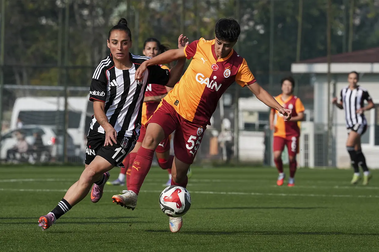 Galatasaray, derbide Beşiktaş'a fark attı