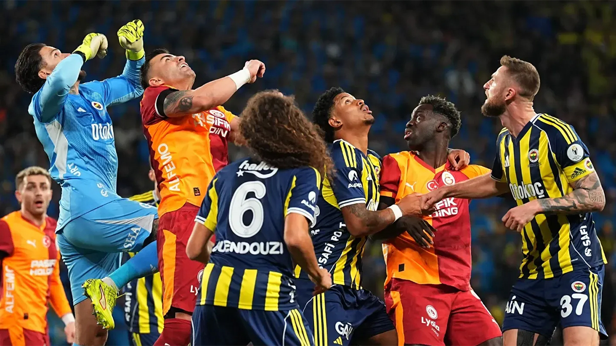 Galatasaray-Fenerbahçe derbisinin henüz 5. dakikasında gerginlik