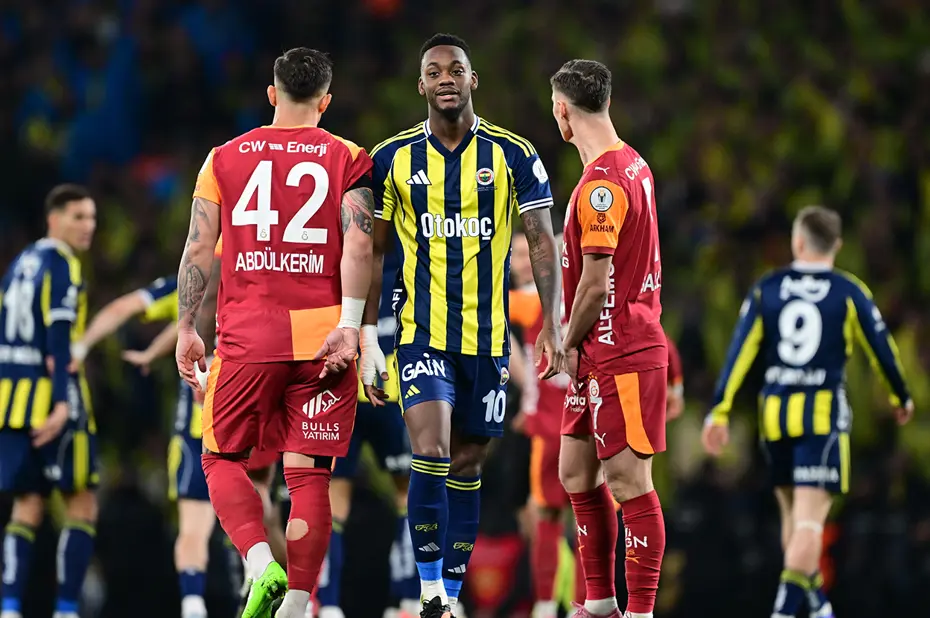 Derbide Galatasaray'ın Golü İptal Edildi: Yeni Transfer Fenerbahçe'yi Sarsıyor 1 Derbide Galatasaray'ın golü iptal edildi: Yeni transfer, Fenerbahçelilerin yüreklerini ağızlarına getirdi