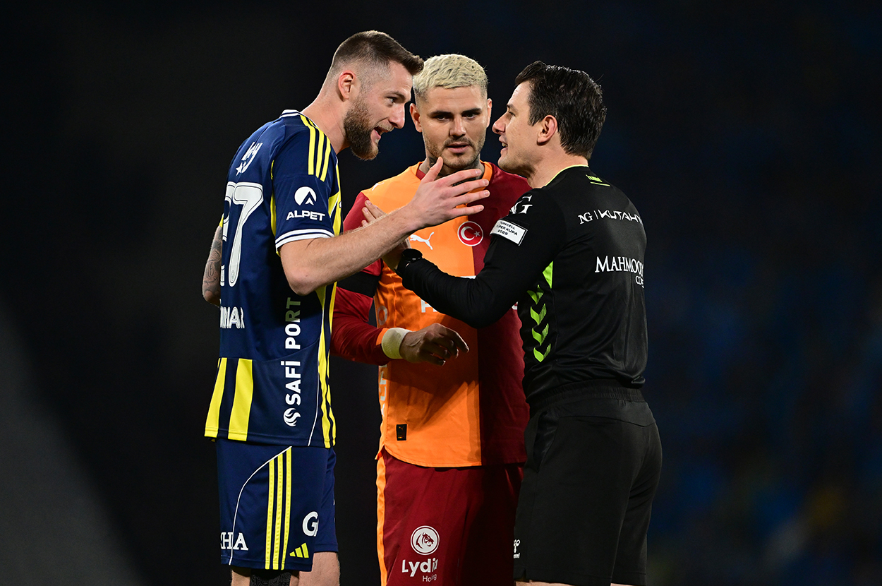 Fenerbahçe'den penaltı beklentisi, Okan Buruk'tan kart itirazı