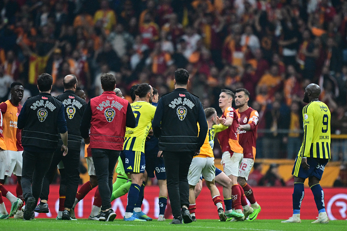 Kavganın bilançosu ortaya çıktı: Galatasaray - Fenerbahçe maçının ardından 2 isme kırmızı kart