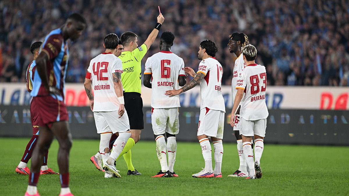 SON DAKİKA | Lesley Ugochukwu kırmızı kart gördü: Galatasaray 10 kişi