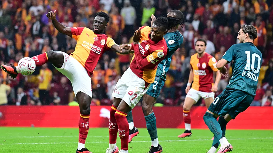 Galatasaray'ın iptal edilen golünde karar doğru mu? Trio ekibinde 3 hakem de aynı görüşte - 4