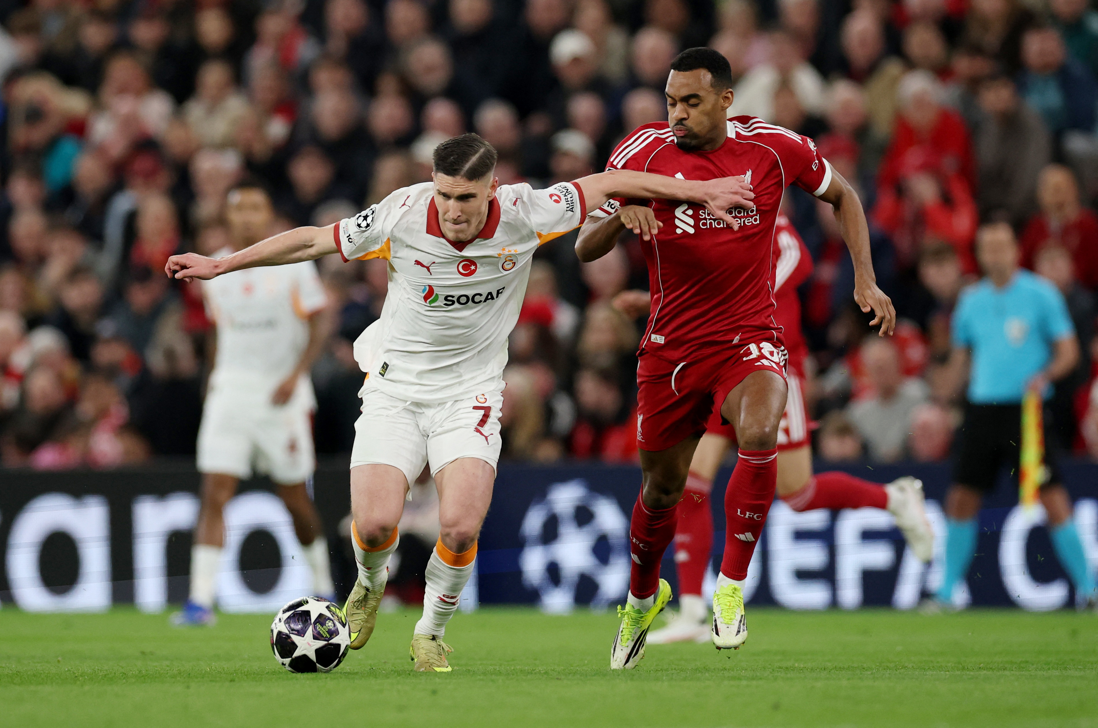 Bu maç Buruk'a yazar | Osimhen’in sakatlığına rağmen çıkmak istemeyişi, Galatasaray’ı bir devre 10 kişi oynattı. Eğer Uğurcan olmasaydı daha ilk yarıdan maç bitebilirdi. İkinci yarı başında yapılan değişikliklere rağmen Juventus rövanşındaki çaresiz ve şaşkın görüntüsüne bürünmüştü Galatasaray. İlk yarının sonunda Uğurcan’ın kurtardığı penaltı bile ayıltmadı. Sonuçta ilk maçta hak ederek kazanan temsilcimiz, o karşılaşmadaki görüntüsünün çok uzağındaydı. Liginde sallanan Liverpool hem oyun olarak hem de fiziksel olarak Galatasaray’ı perişan etti. Sarı-kırmızılılar 3 sezon üst üste vedayı yine farklı yenilgiyle yapmış oldu. (Mert Aydın - Milliyet)