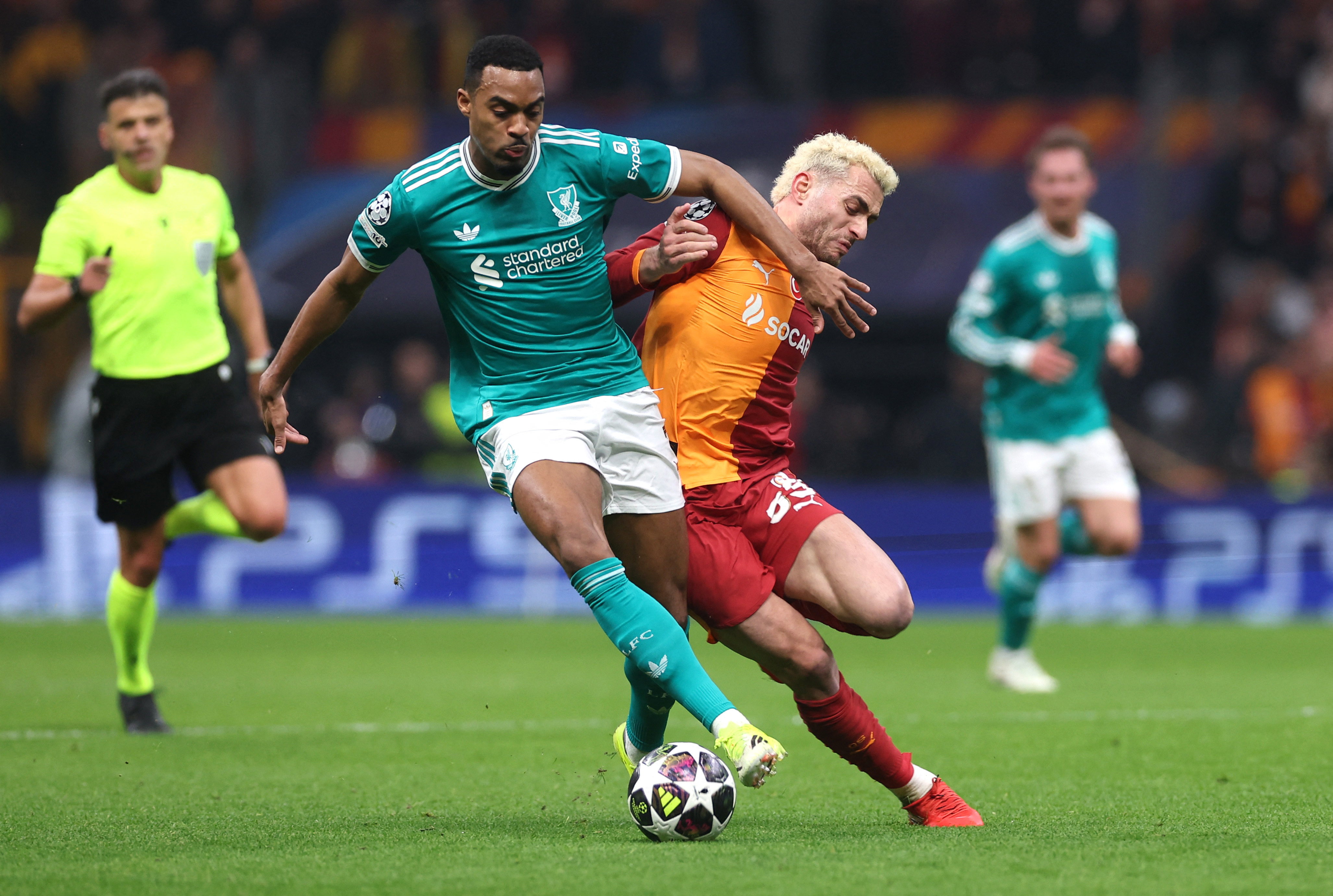 NİHAT KAHVECİ'DEN BARIŞ ALPER YILMAZ'A Maçta Barış Alper Yılmaz'ın kaybettiği bir top sonrası Liverpool'un golle burun buruna geldiği pozisyonu hatırlatan Nihat Kahveci, \