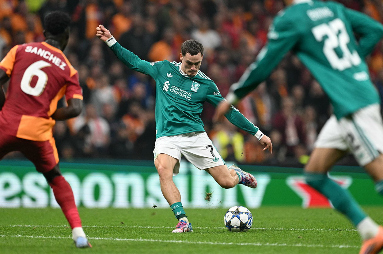 Arne Slot, Wirtz'in 10 Mart'ta Galatasaray'a karşı oynanacak Şampiyonlar Ligi maçına kadar forma giyemeyeceğini belirtti. Bu sezon Liverpool formasıyla 35 maça çıkan 22 yaşındaki orta saha oyuncusu 6 gol atarken, 8 kez de asist yaptı.