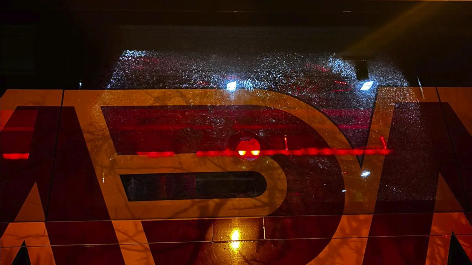 Galatasaray otobüsüne taşlı saldırı