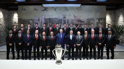 Cumhurbaşkanı Erdoğan, şampiyon Galatasaray'ı kabul etti Cumhurbaşkanı Erdoğan, şampiyon Galatasaray'ı kabul etti