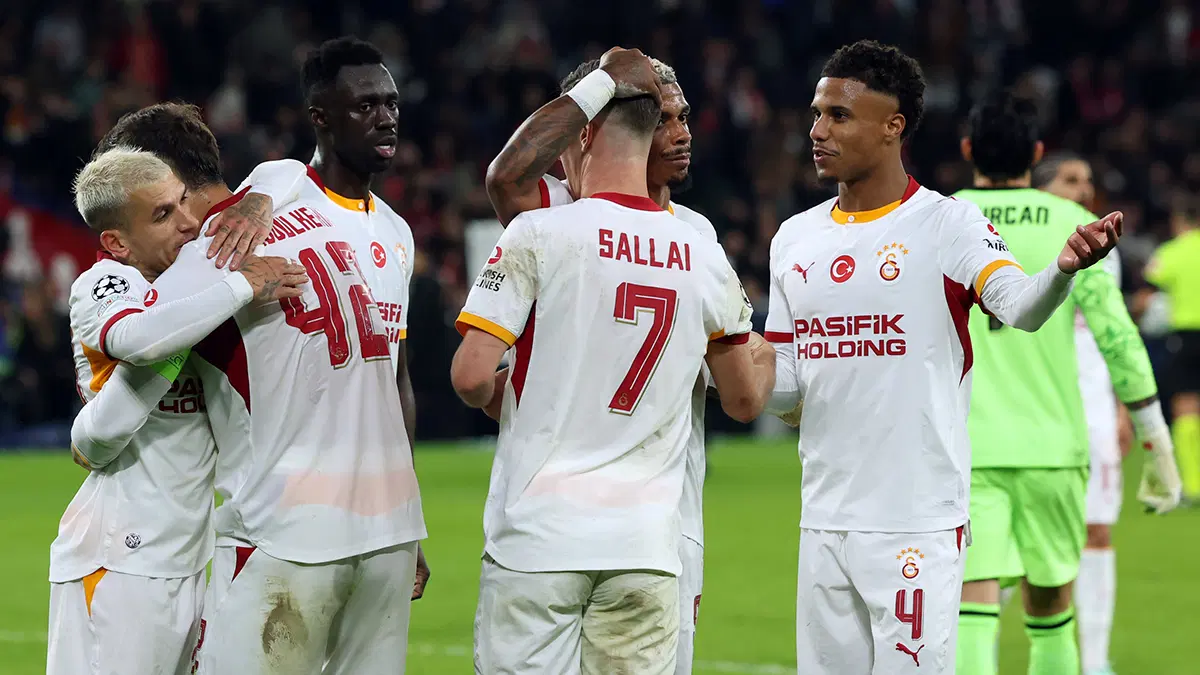 Galatasaray'da 2 futbolcu hariç tüm takımı övdü: "Şaşkınlıkla izliyoruz"