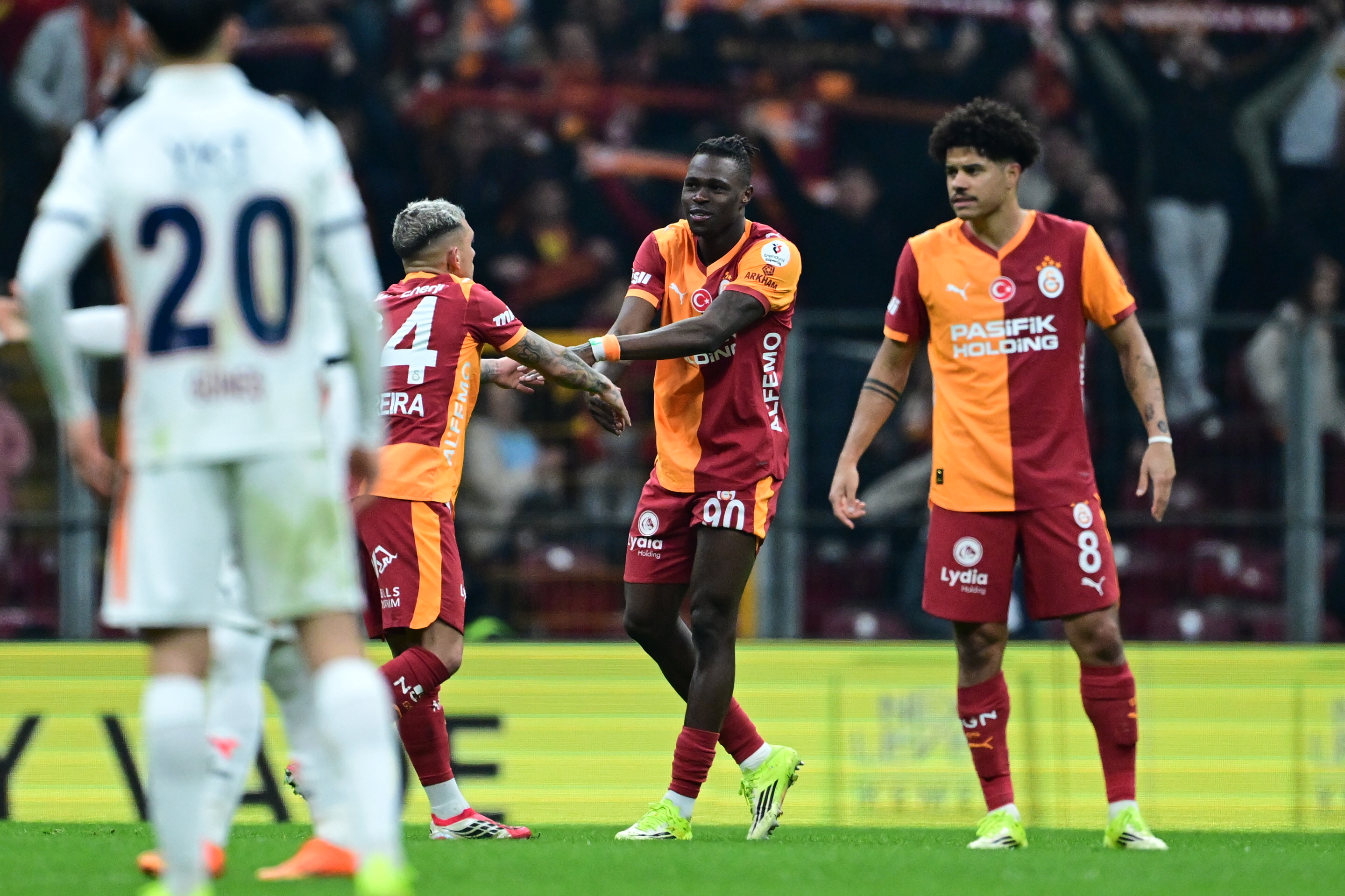 Singo farkını ortaya koydu | Levent Tüzemen Singo'yu görünce aklıma şu geldi: 70 gün süren sakatlık yaşamasaydı, Avrupa ve lig kulvarında Galatasaray'a hizmet etseydi, sonuçlar çok daha farklı olur, Galatasaray ligde de puan tablosunda çok daha büyük farka ulaşırdı. Singo, güçlü fiziği, sprinter yapısı, kafa ve ayak olarak topa vurma becerisi olan futbolcu. Başakşehir'e karşı nefis bir gol attı. Bir kafa vuruşu da direkte patladı. Barış'a çarpan hayır etmiyor. Nuri Şahin, Barış'ı durdurmak için Ebosele'yi kullandı. Ama Nijerya asıllı oyuncu iki sarı kart görerek oyundan atıldı. Rakibin 10 kişi kalması Galatasaray'a galibiyet yolunu açtı. (SABAH)