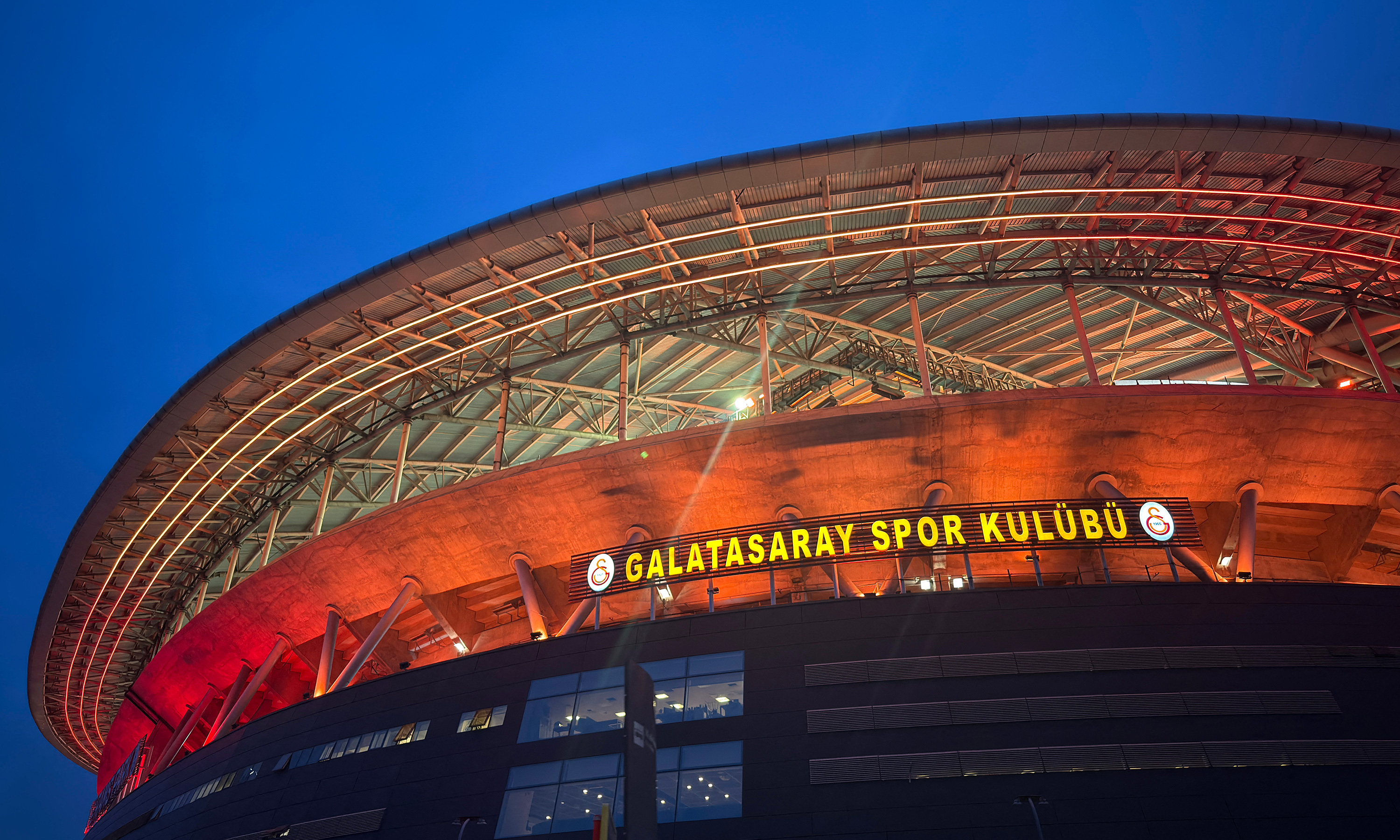 Galatasaray ezeli rakiplerine fark attı! Neredeyse 1 milyar liralık kar, KAP'a bildirildi