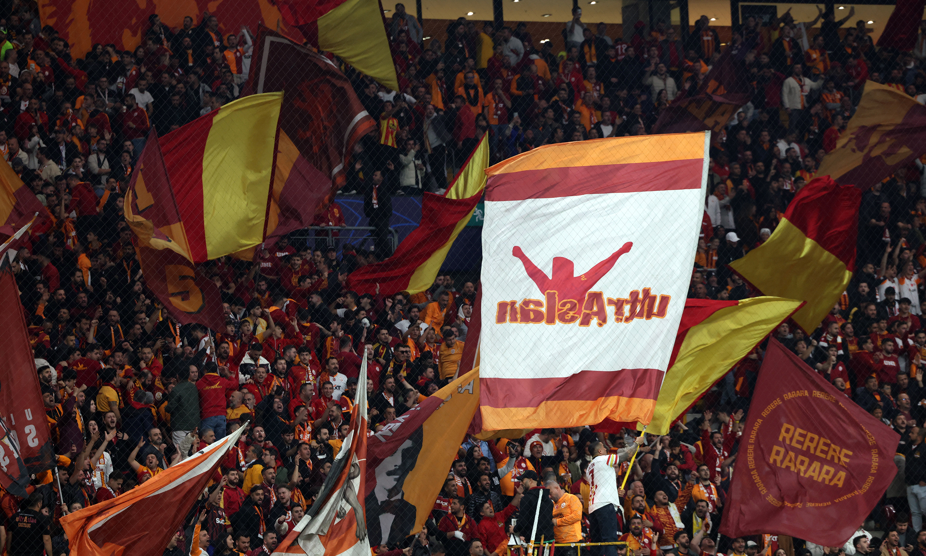 Galatasaray tribünlerinden yönetime tepki: Gol sonrası "İstifa" sesleri
