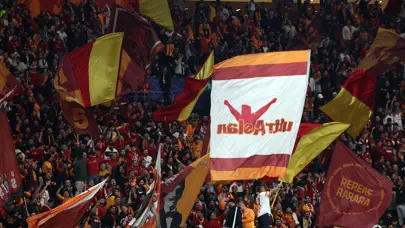 Galatasaray tribünlerinden yönetime tepki: Gol sonrası "İstifa" sesleri Galatasaray tribünlerinden yönetime tepki: Gol sonrası "İstifa" sesleri
