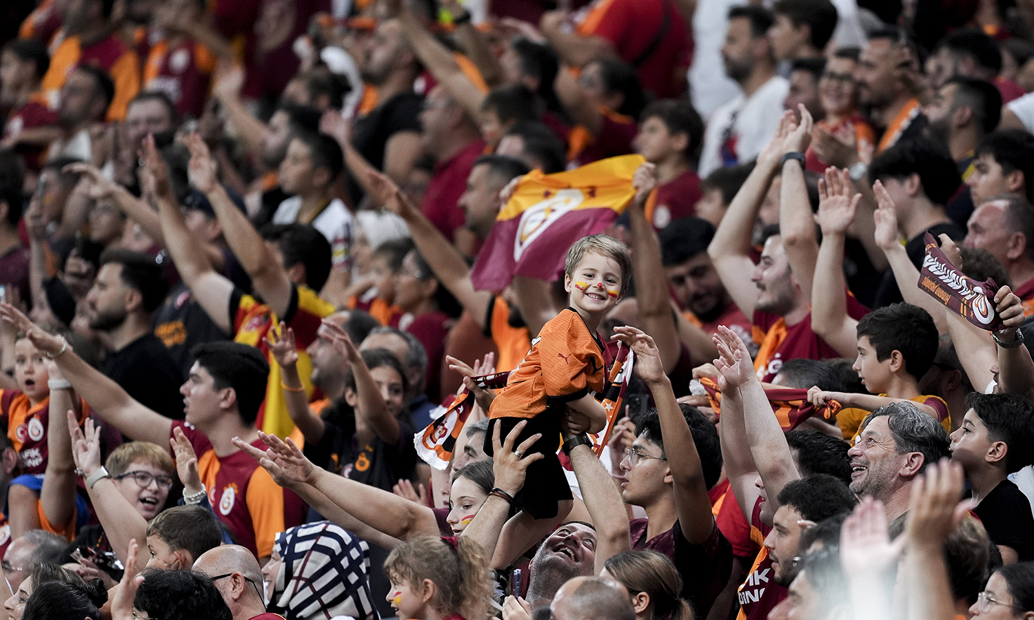 Galatasaray yönetimine tepkiler çığ gibi büyüyor: Taraftarlar maç sonu tribünü terk etmedi