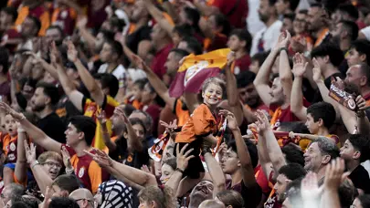 Galatasaray yönetimine tepkiler çığ gibi büyüyor: Taraftarlar maç sonu tribünü terk etmedi Galatasaray yönetimine tepkiler çığ gibi büyüyor: Taraftarlar maç sonu tribünü terk etmedi