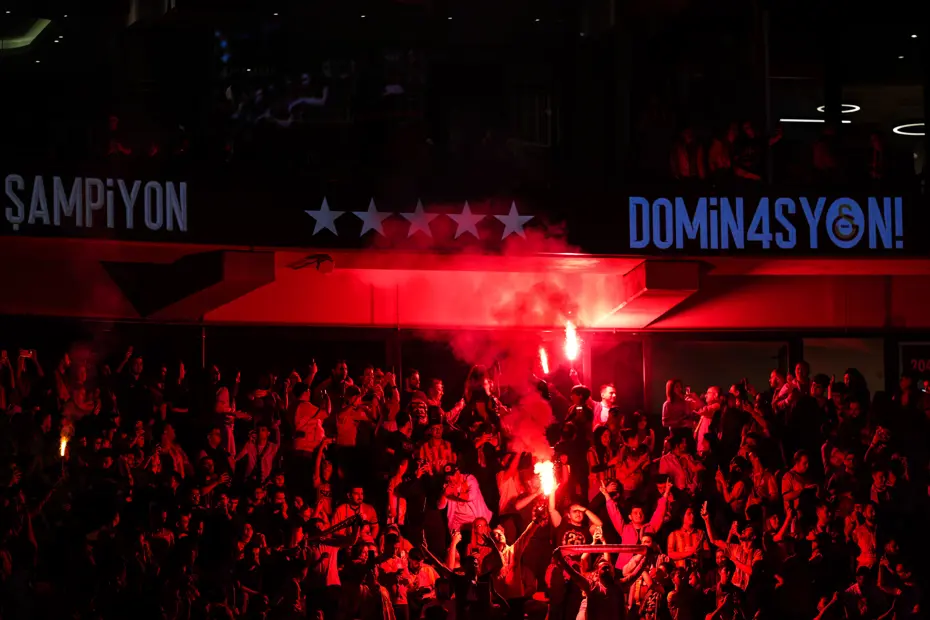 Şampiyon Galatasaray kupasına kavuştu: Dakika dakika şampiyonluk kutlaması - 17 Şampiyon Galatasaray kupasına kavuştu: Dakika dakika şampiyonluk kutlaması - 17