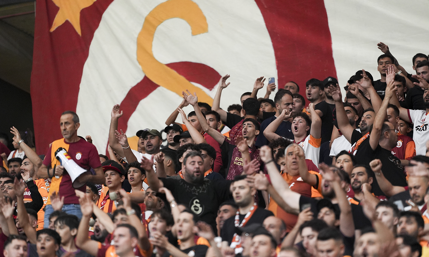 Galatasaray taraftarından "Yönetim istifa" tezahüratı