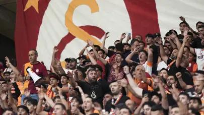 Galatasaray taraftarından "Yönetim istifa" tezahüratı Galatasaray taraftarından "Yönetim istifa" tezahüratı