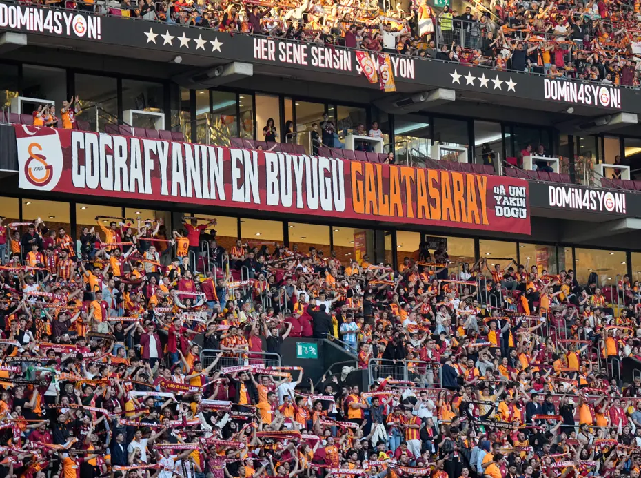 Şampiyon Galatasaray kupasına kavuştu: Dakika dakika şampiyonluk kutlaması - 16 Şampiyon Galatasaray kupasına kavuştu: Dakika dakika şampiyonluk kutlaması - 16