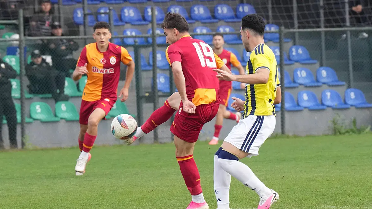 Günün ilk derbisinde Galatasaray'dan geri dönüş