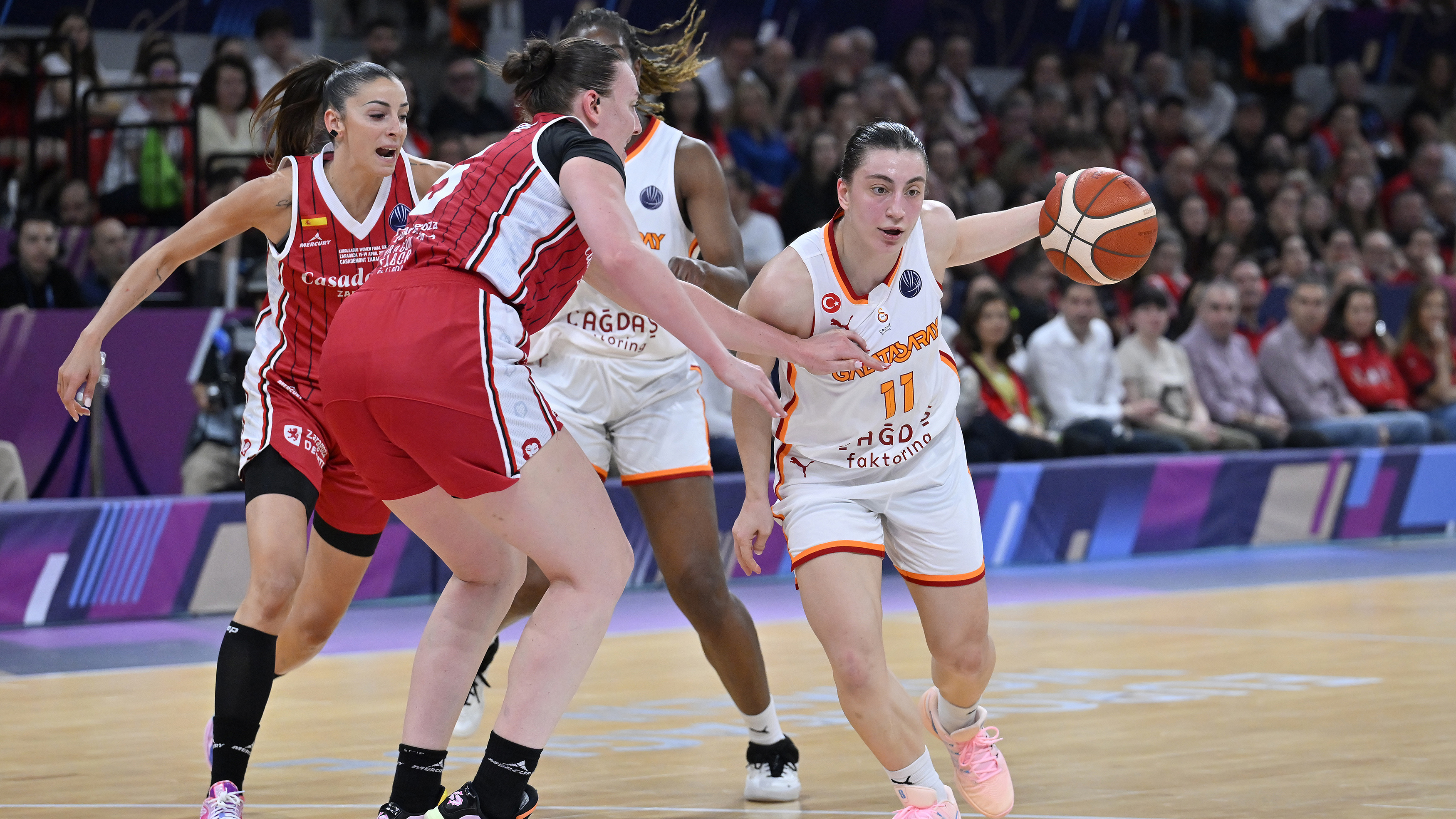 Kadınlar EuroLeague finalinde Türk derbisi: Fenerbahçe - Galatasaray