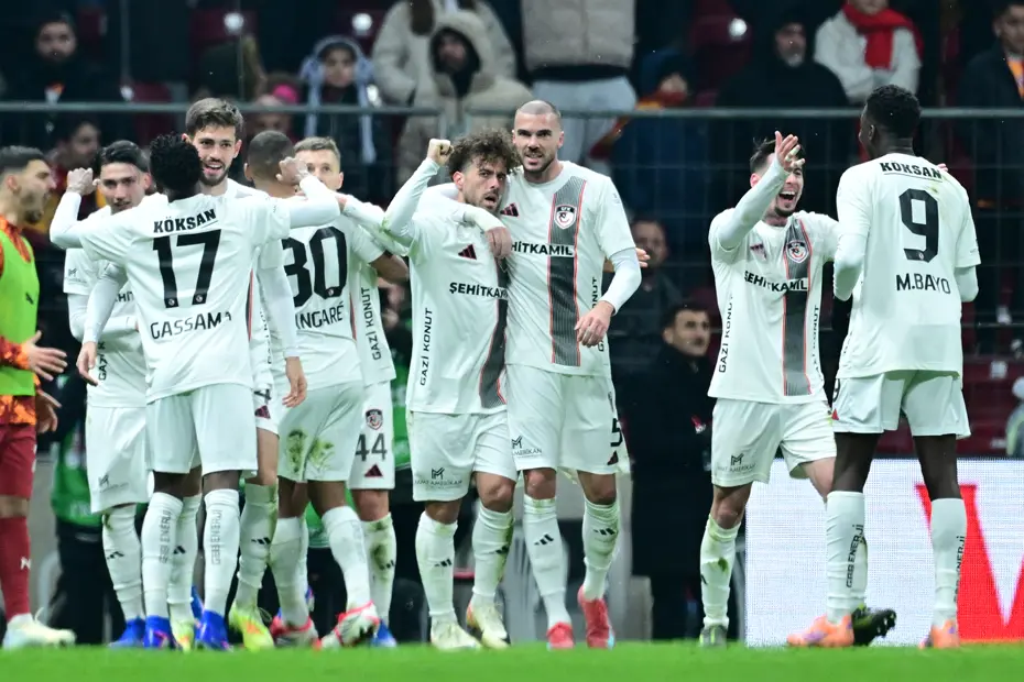 Galatasaray tribünlerinden yönetime tepki: Gol sonrası "İstifa" sesleri - 2